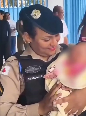 Gesto de amor: Policial militar amamenta recém-nascida abandonada durante resgate