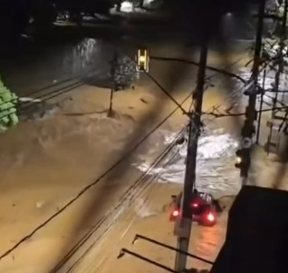 Enchentes castigam Ubá e Juiz de Fora: PM protagoniza resgates heroicos em meio ao temporal