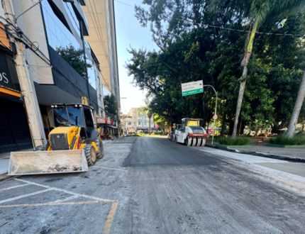 Divinópolis: Recapeamente asfáltico na Praça da Catedral vira caos no trânsito e expõe falha grave de planejamento da Settrans