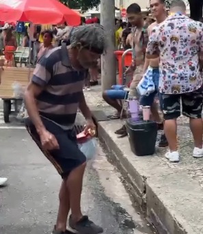 “Pelé da gude”: Homem impressiona ao fazer embaixadinhas com bolinha minúscula no Carnaval