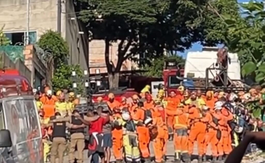 Bombeiros encerram buscas com 12 mortos após desabamento de prédio no Jardim Vitória 0005