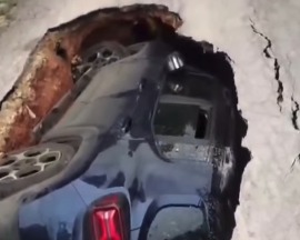 Chão desaparece e cratera de 2 metros “engole” Jeep Renegade em Contagem