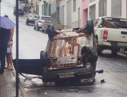 Motorista sobrevive a capotamento após perder o controle de veículo