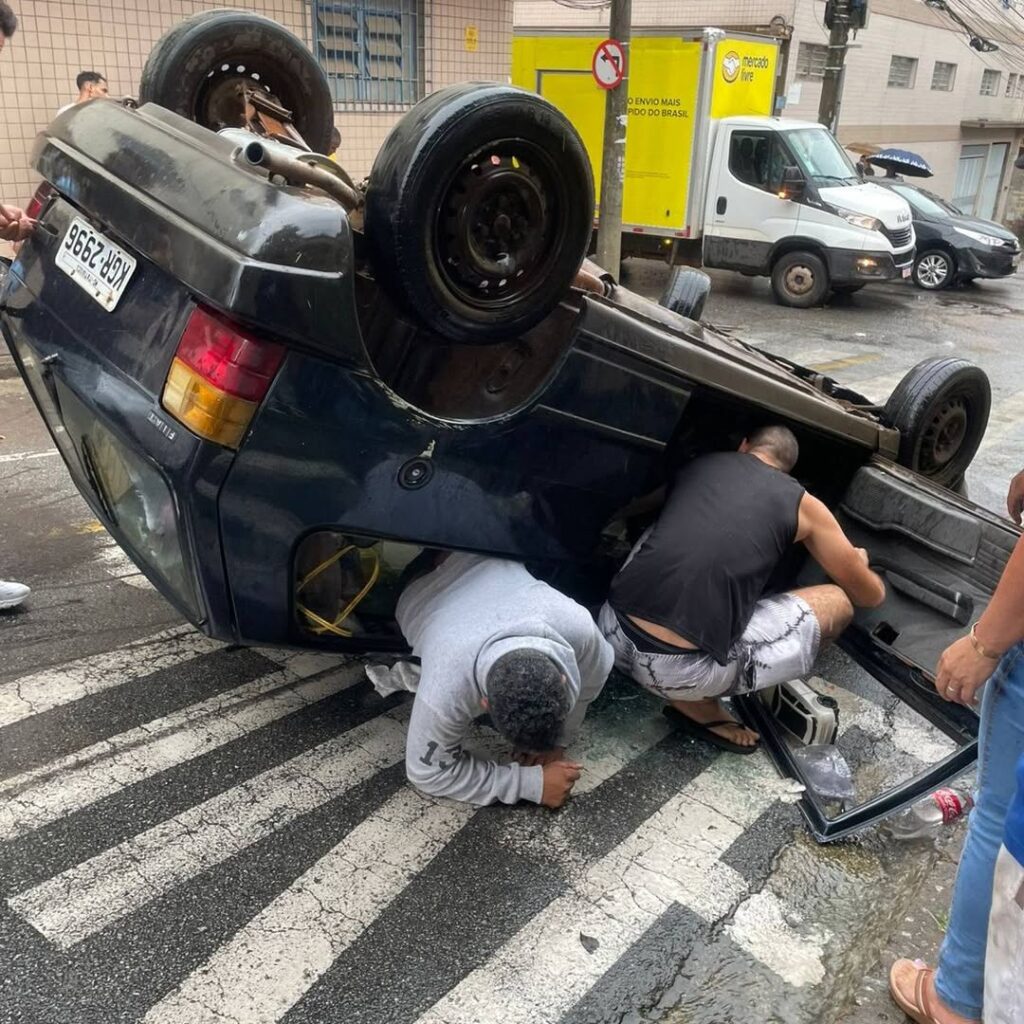 Veículo perde os freios e capota na rua Padre Antônio no centro de Itaúna E na tarde desta terça-feira dia 10 de março de 2026 um veículo perdeu os freios e capotou desce