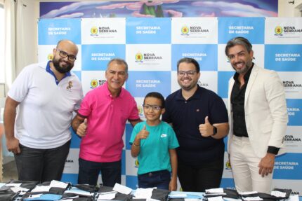 Nova Serrana entrega óculos gratuitos para alunos da rede pública pelo Programa Miguilim