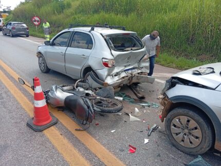 Engavetamento na MG-050: Motociclista atinge carro e provoca colisões sucessivas sentido Itaúna