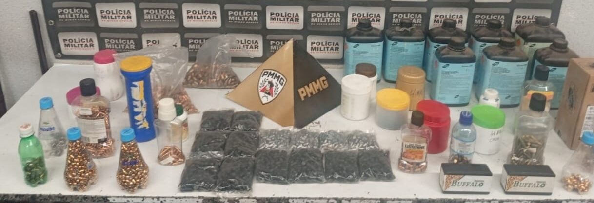 Polícia Militar apreende fuzil e arsenal de armas após denúncia de violência doméstica em Divinópolis