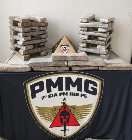 PM intercepta veículo de São Paulo e apreende 43 barras de maconha na chegada a Divinópolis