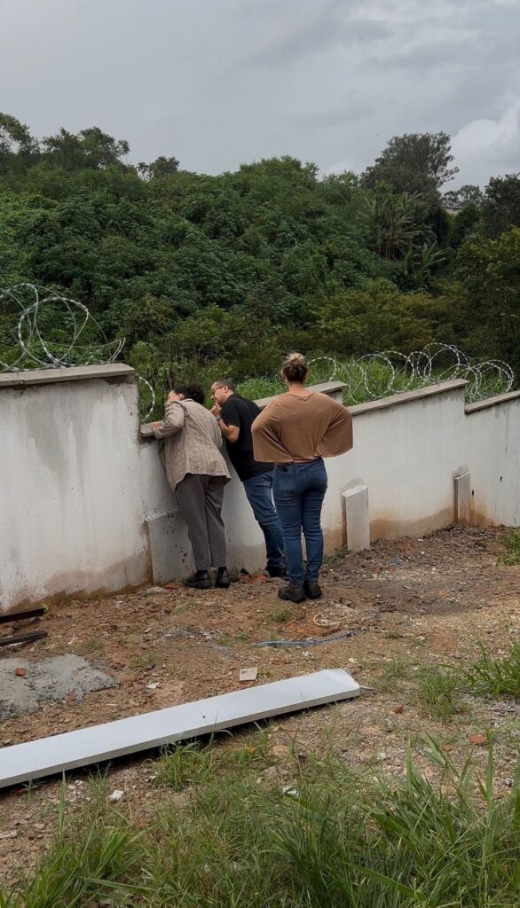 Escola ou canteiro de obras? Kell Silva denuncia materiais espalhados e falta de segurança após acidente com aluno WhatsApp Image 2026-03-23 at 16.56.33
