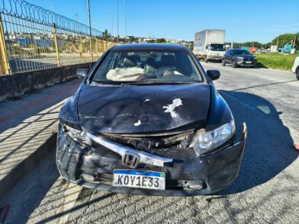 Motorista foge após provocar acidente entre Corolla Cross, HB20 e Civic na MG-050