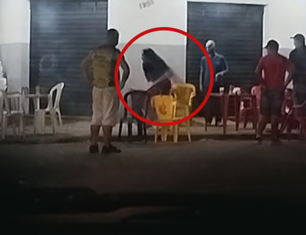 Confusão em bar de Divinópolis: Mulher agride funcionário e persegue proprietário com facão aahhh