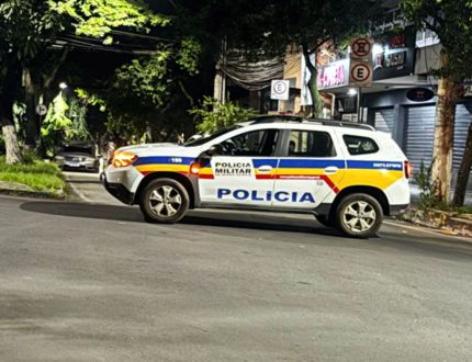 Frenesi nas redes sociais / Divinópolis: PM atira em pneu de veículo após fuga na contramão e aborda motorista