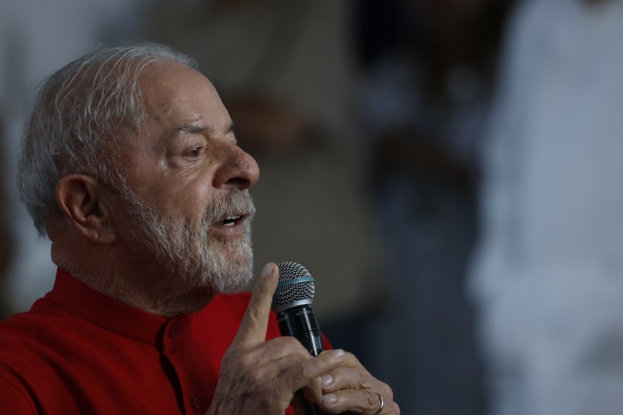 Lula anuncia recompra de refinaria privatizada por Bolsonaro e investimentos na Petrobras Lula anuncia recompra de refinaria privatizada por Bolsonaro e investimentos na Petrobras