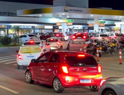 Motoristas em Florianópolis correm aos postos e filas já são registradas diante de ameaça de greve de caminhoneiros (vídeo) fila em posto