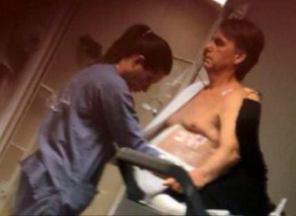 Carlos Bolsonaro publica foto do pai em estado ‘delicado’ e relata dificuldades na fala