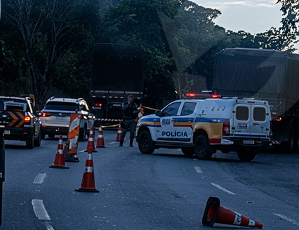 Perseguição e troca de tiros deixam ferido na Rodovia Fernão Dias, em Brumadinho