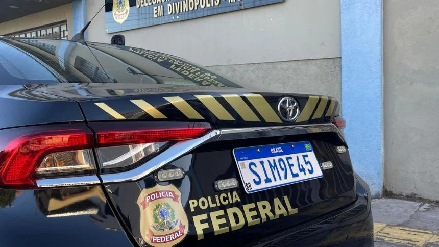 Polícia Federal prende homem com conteúdo de abuso infantil em São Sebastião do Oeste policia-federal-viatura