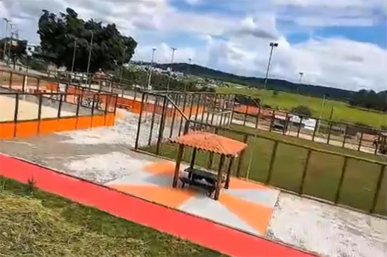 Apenas 16 dias após inauguração: Crianças sofrem choque em quadra nova no Belo Vale e prefeitura notifica empresa
