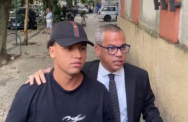 Filho de ex-subsecretário envolvido em estupro coletivo se entrega à polícia no Rio trrr