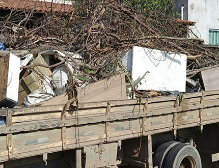 Carmo do Cajuru retira 76 caminhões de entulho em operação Bota-Fora 455ggg