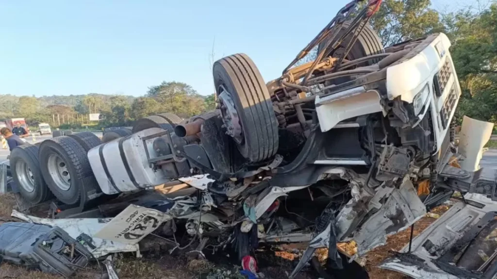 Motorista de 26 anos morre após carreta tombar e espalhar óleo na BR-262 ACIDENTE
