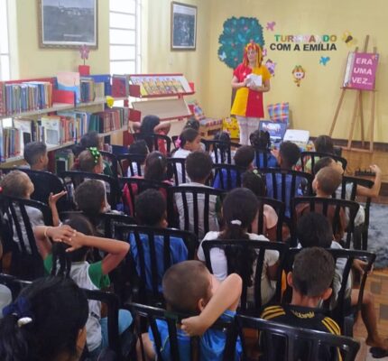 Biblioteca vira palco de magia e leitura para crianças em Cajuru