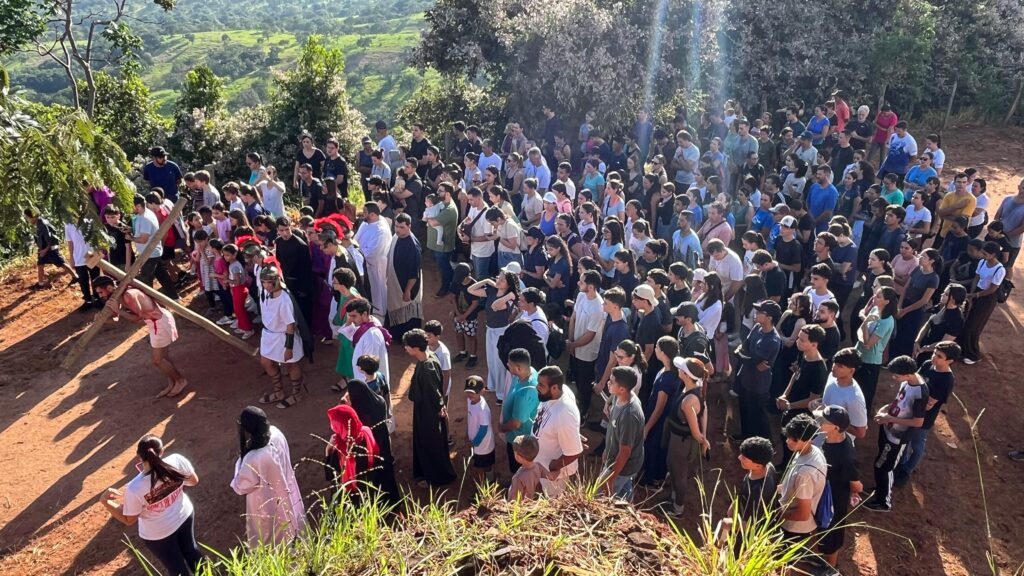 Tradição religiosa em Divinópolis ganha quadros vivos e mobiliza multidão IMG-20260403-WA0055