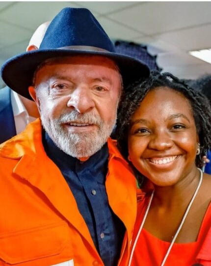 Influenciadora de Divinópolis entra no PT após convite de Lula