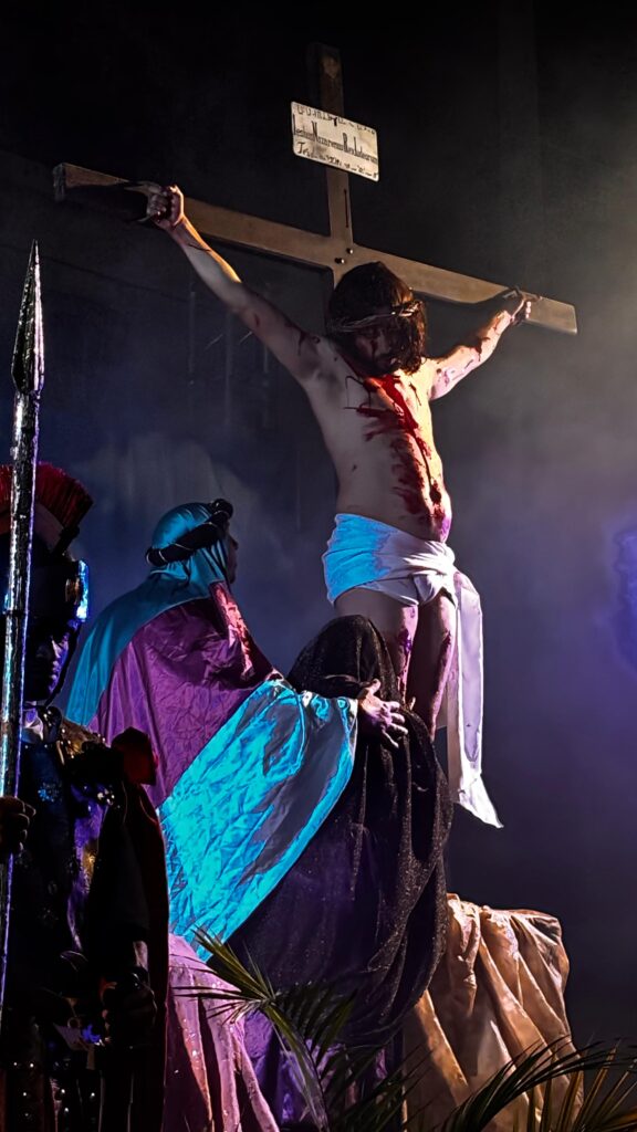Encenação da Paixão de Cristo emociona público e marca Sexta-feira Santa em Divinópolisp IMG-20260404-WA0007