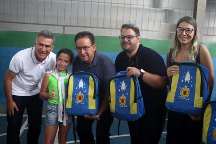Mais de 18 mil alunos recebem kits gratuito e ação inédita surpreende famílias em Nova Serrana