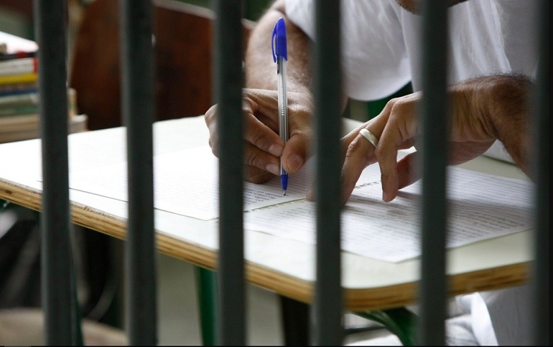 Detentos em MG recebem kits tecnológicos para estudar e mudar de vida dentro das prisões