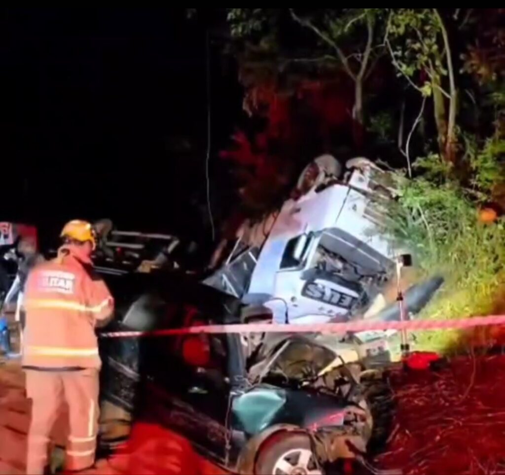 Colisão frontal na BR-262 deixa mortos e interdita rodovia em Bom Despacho Screenshot_20260404_090853_Gallery