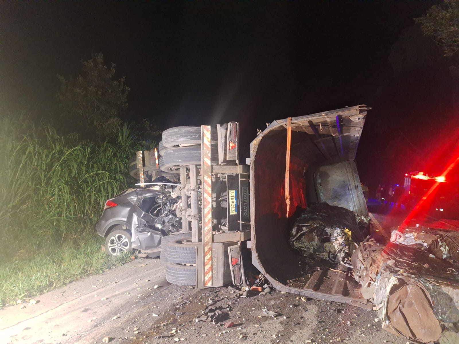 MG-050: Mulher morre após carreta tombar e atingir carro em Pedra do Indaiá