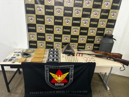 Traficante foge da polícia, tenta subornar militares e acaba preso com drogas e armas