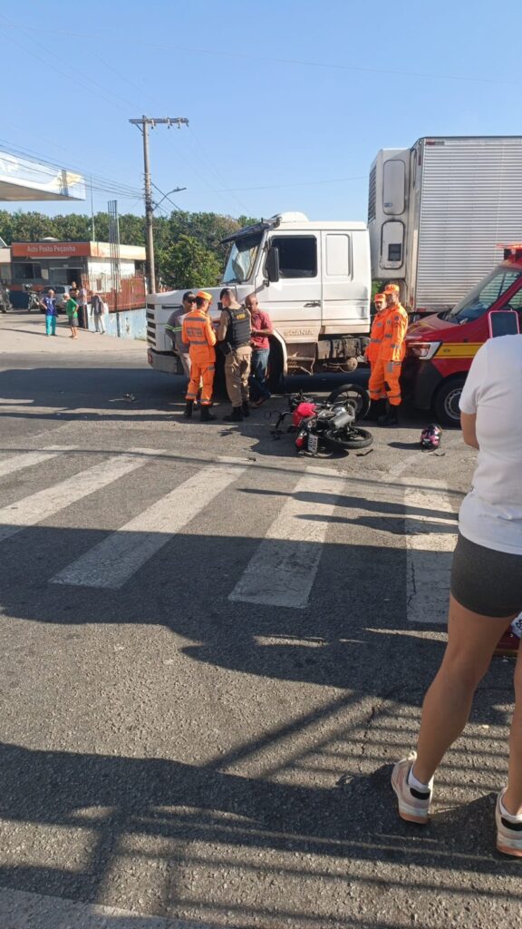 Motociclista morre após colisão com caminhão em avenida movimentada de Divinópolis WhatsApp Image 2026-04-24 at 08.22.47