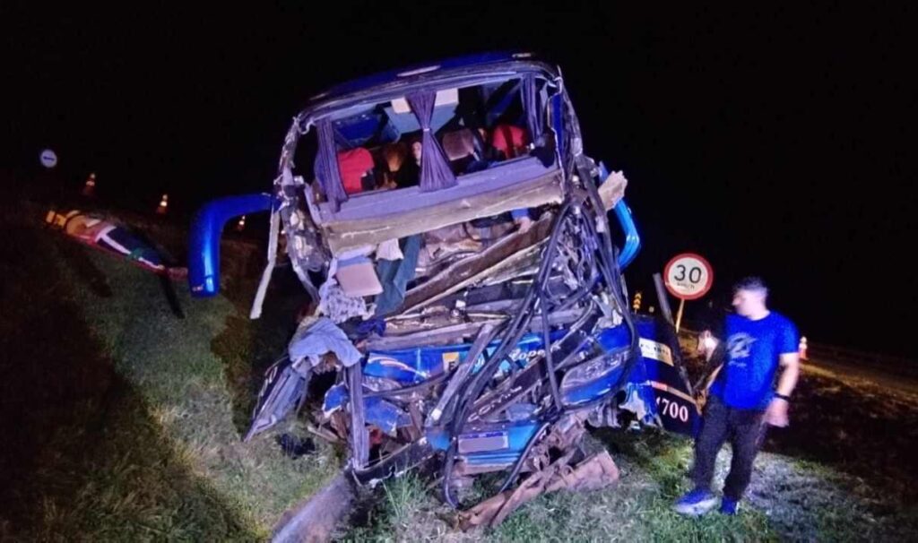 Acidente entre ônibus e caminhão na BR-050 deixa mortos e dezenas de feridos em MG acidente-na-br-050-6