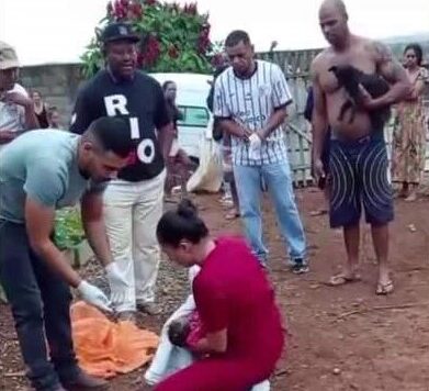 Bebê abandonado em terreno baldio comove cidade mineira do Vale do Jequitinhonha
