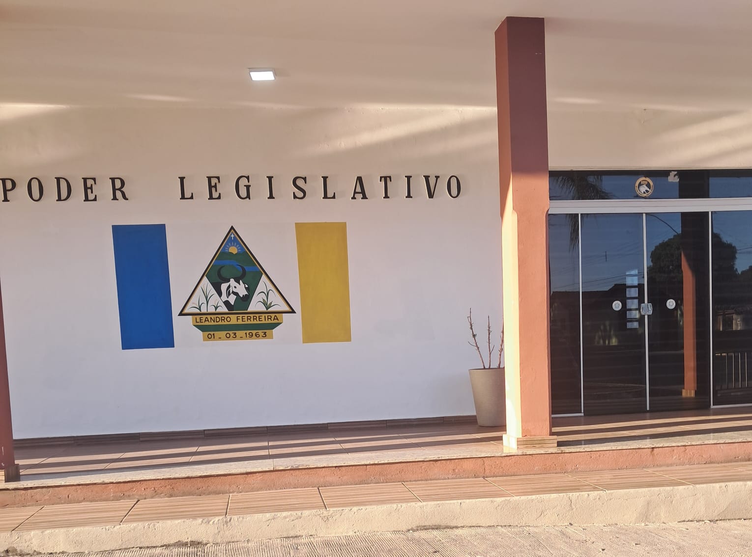 Câmara de Leandro Ferreira cria penduricalho de R$ 950 para vereadores