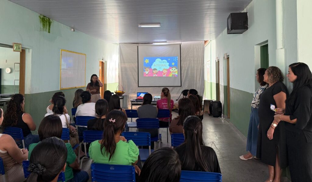 Ensino em tempo integral começa e amplia jornada de alunos em Carmo do Cajuru escola