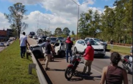 Engavetamento com seis veículos na BR-040 deixa criança ferida e motorista foge após batida image (1)
