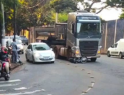 Motociclista é socorrido após colisão com veículo de carga no bairro Porto Velho img site