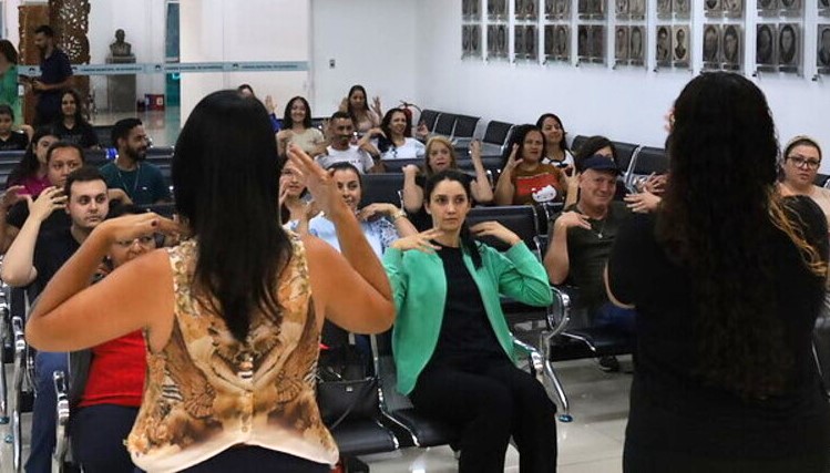 Alta procura e baixa presença: curso de Libras ganha nova chance em Divinópolis