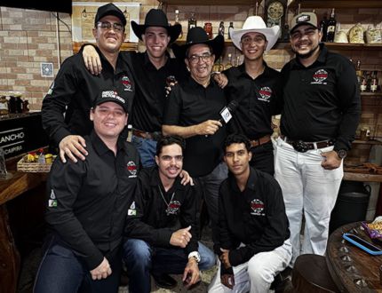 No Lá do Rancho, turma jovem "Chebinhas" faz resenha, toca viola e agita convite para a Queima do Alho queima do alho 2 - chebinhas 2