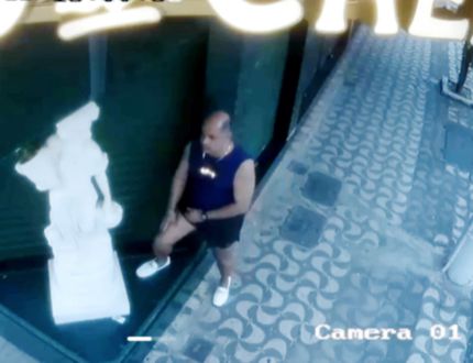 Divinópolis / vídeo: vândalo empurra estátua de loja no centro e destrói peça sem qualquer razão aparente