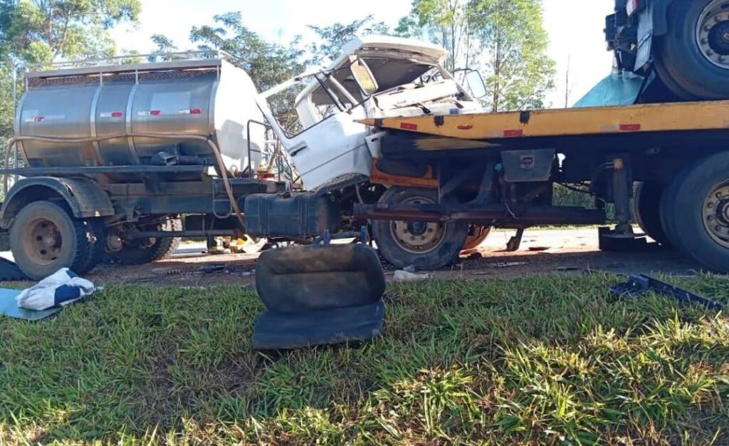 Sol e falha mecânica provocam grave colisão entre caminhões na MG-050 ACIDENTE PEDRA DO INDAIA TR
