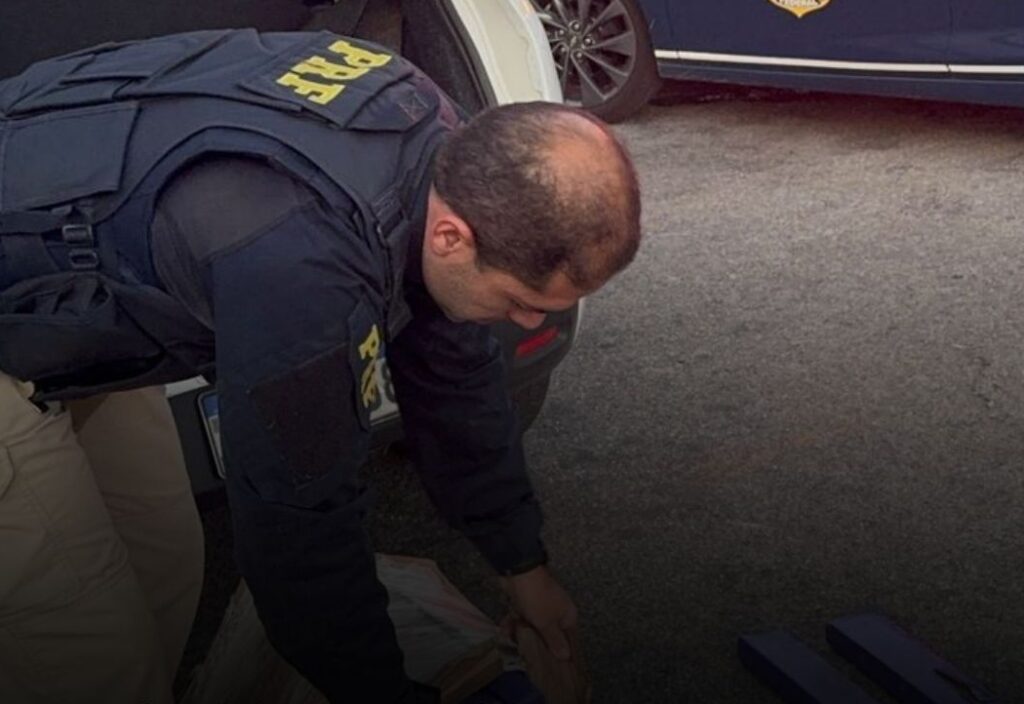 Criança de 3 anos estava em carro com 35 kg de maconha na BR-262 CASAL É PRESO COM 35 KG DE MACONHA NA BR-262, PRÓXIMO A NOVA SERRANA; CRIANÇA DE 3 ANOS ESTAVA N (1)