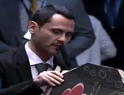 Após silêncio sobre Flávio Bolsonaro, Cleitinho leva “pizza” ao Senado e cobra CPMI do Banco Master