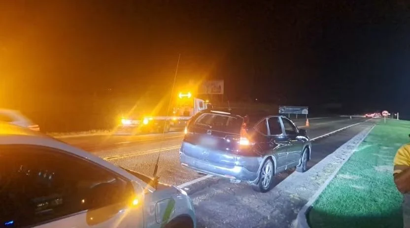 Pai e filha de 7 anos ficam feridos após batida entre carros na MG-050 em Itaúna