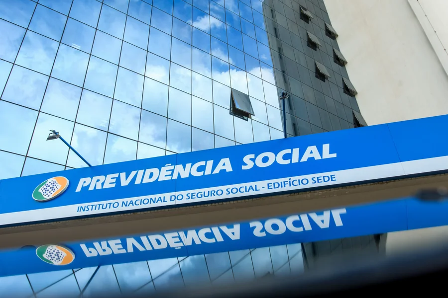 INSS acumula 4,4 milhões de ações e quase 3 milhões aguardam atendimento Fachada-da-Previdencia-Social-e-acesso-digital-aos-servicos-do-INSS-pelo-aplicativo-Meu-INSS-Mertropoles-14