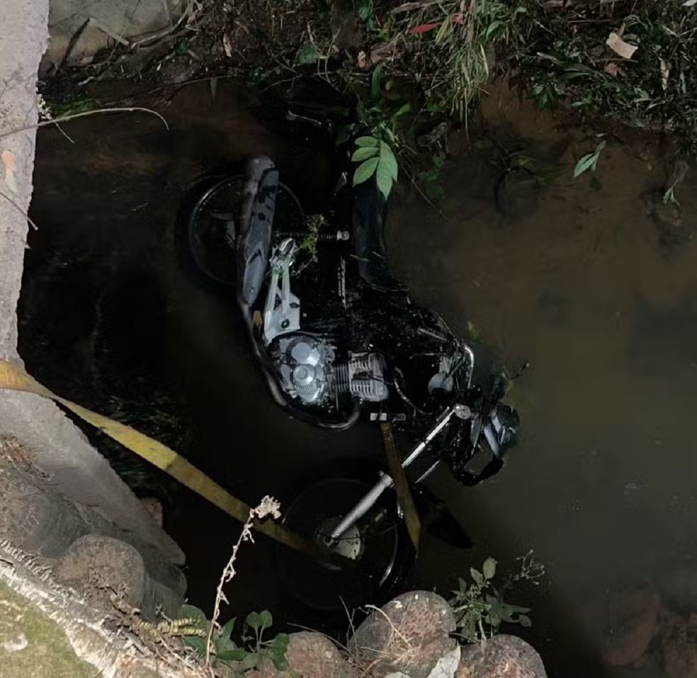 Motociclista perde controle da moto, é arremessado para córrego e morre em Nova Serrana IMG-20260516-WA0023